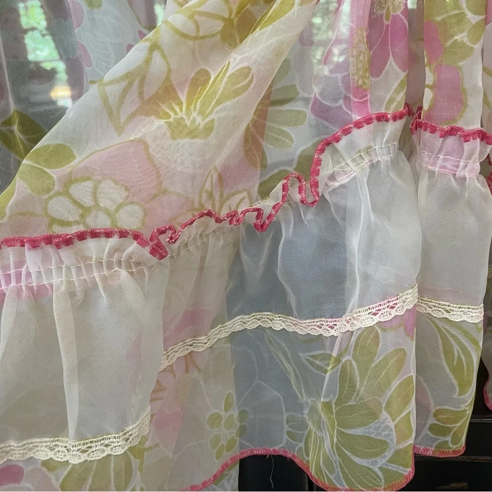VINTAGE MID CENTURY SEMI SHEER  FLORAL VALANCE  41” L X 104” W X 16” L Middle